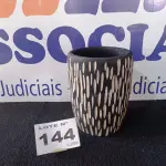 LOTE 144 - 01 - VASO DE MADEIRA TRABALHADA (NO ESTADO, NÃO SABEMOS SE FUNCIONA. LEILÃO NÃO TEM GARANTIA E NEM DEVOLUÇÃO, SUJEITO A POSSÍVEIS AVARIAS VISÍVEIS/OCULTAS E/OU AUSÊNCIA DE COMPONENTES)