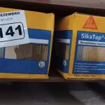 LOTE 141 - 02 CAIXAS DE SIKA TOP-100, REVESTIMENTO IMPERMEABILIZANTE SEMI-FLEXIVEL 18KG. (NO ESTADO) ATENÇÃO! FAZER A VISITAÇÃO ANTES DE ARREMATAR, NÃO SABEMOS SE FUNCIONA. LEILÃO NÃO TEM GARANTIA E NEM DEVOLUÇÃO, SUJEITO A POSSÍVEIS AVARIAS VISÍVEIS/OCULTAS E/OU AUSÊNCIA DE COMPONENTES.
