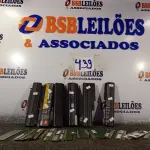 LOTE 439 - 01 LOTE COM VÁRIAS BATERIAS DE NOTEBOOK E MEMORIAS PARA PC MARCAS E MODELOS DIVERSOS. (NO ESTADO) ATENÇÃO! FAZER A VISITAÇÃO ANTES DE ARREMATAR, NÃO SABEMOS SE FUNCIONA. LEILÃO NÃO TEM GARANTIA E NEM DEVOLUÇÃO, SUJEITO A POSSÍVEIS AVARIAS VISÍVEIS/OCULTAS E/OU AUSÊNCIA DE COMPONENTES.