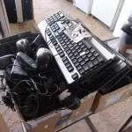 LOTE 474 - 01 LOTE COM VÁRIOS MOUSES E TECLADOS PARA PC MARCAS E MODELOS DIVERSOS. (NO ESTADO) ATENÇÃO! FAZER A VISITAÇÃO ANTES DE ARREMATAR, NÃO SABEMOS SE FUNCIONA. LEILÃO NÃO TEM GARANTIA E NEM DEVOLUÇÃO, SUJEITO A POSSÍVEIS AVARIAS VISÍVEIS/OCULTAS E/OU AUSÊNCIA DE COMPONENTES.