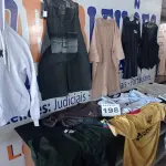 LOTE 198 - 30 – PEÇAS DE ROUPAS MASCULINAS  (APROXIMADAMENTE)(NO ESTADO, NÃO SABEMOS SE FUNCIONA. LEILÃO NÃO TEM GARANTIA E NEM DEVOLUÇÃO, SUJEITO A POSSÍVEIS AVARIAS VISÍVEIS/OCULTAS E/OU AUSÊNCIA DE COMPONENTES)