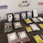 LOTE 435 - 01 LOTE COM VÁRIOS HARD DISC MARCAS E MODELOS DIVERSOS. (NO ESTADO) ATENÇÃO! FAZER A VISITAÇÃO ANTES DE ARREMATAR, NÃO SABEMOS SE FUNCIONA. LEILÃO NÃO TEM GARANTIA E NEM DEVOLUÇÃO, SUJEITO A POSSÍVEIS AVARIAS VISÍVEIS/OCULTAS E/OU AUSÊNCIA DE COMPONENTES.