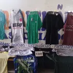 LOTE 198 - 30 – PEÇAS DE ROUPAS MASCULINAS  (APROXIMADAMENTE)(NO ESTADO, NÃO SABEMOS SE FUNCIONA. LEILÃO NÃO TEM GARANTIA E NEM DEVOLUÇÃO, SUJEITO A POSSÍVEIS AVARIAS VISÍVEIS/OCULTAS E/OU AUSÊNCIA DE COMPONENTES)
