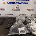 LOTE 465 - 01 LOTE COM PERIFÉRICOS DE INFORMÁTICA DIVERSOS. (NO ESTADO) ATENÇÃO! FAZER A VISITAÇÃO ANTES DE ARREMATAR, NÃO SABEMOS SE FUNCIONA. LEILÃO NÃO TEM GARANTIA E NEM DEVOLUÇÃO, SUJEITO A POSSÍVEIS AVARIAS VISÍVEIS/OCULTAS E/OU AUSÊNCIA DE COMPONENTES.