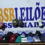 LOTE 190 - 21 – PEÇAS DE BONÉ MASCULINOS (APROXIMADAMENTE) (NO ESTADO, NÃO SABEMOS SE FUNCIONA. LEILÃO NÃO TEM GARANTIA E NEM DEVOLUÇÃO, SUJEITO A POSSÍVEIS AVARIAS VISÍVEIS/OCULTAS E/OU AUSÊNCIA DE COMPONENTES)