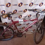 LOTE 421 - 01 BICICLETA ARO 26. (NO ESTADO) ATENÇÃO! FAZER A VISITAÇÃO ANTES DE ARREMATAR, NÃO SABEMOS SE FUNCIONA. LEILÃO NÃO TEM GARANTIA E NEM DEVOLUÇÃO, SUJEITO A POSSÍVEIS AVARIAS VISÍVEIS/OCULTAS E/OU AUSÊNCIA DE COMPONENTES.