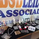 LOTE 233 - 60 – ACESSÓRIOS PESSOAL DIVERSOS (APROXIMADAMENTE) (NO ESTADO, NÃO SABEMOS SE FUNCIONA. LEILÃO NÃO TEM GARANTIA E NEM DEVOLUÇÃO, SUJEITO A POSSÍVEIS AVARIAS VISÍVEIS/OCULTAS E/OU AUSÊNCIA DE COMPONENTES)