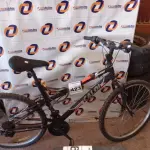 LOTE 423 - 01 BICICLETA ARO 26. (NO ESTADO) ATENÇÃO! FAZER A VISITAÇÃO ANTES DE ARREMATAR, NÃO SABEMOS SE FUNCIONA. LEILÃO NÃO TEM GARANTIA E NEM DEVOLUÇÃO, SUJEITO A POSSÍVEIS AVARIAS VISÍVEIS/OCULTAS E/OU AUSÊNCIA DE COMPONENTES.