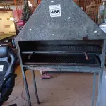 LOTE 468 - 01 CHURRASQUEIRA PARA ESPETINHOS. (NO ESTADO) ATENÇÃO! FAZER A VISITAÇÃO ANTES DE ARREMATAR, NÃO SABEMOS SE FUNCIONA. LEILÃO NÃO TEM GARANTIA E NEM DEVOLUÇÃO, SUJEITO A POSSÍVEIS AVARIAS VISÍVEIS/OCULTAS E/OU AUSÊNCIA DE COMPONENTES.