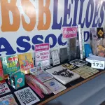 LOTE 173 - 55 – ITENS DE PAPELARIA DIVERSOS (APROXIMADAMENTE) (NO ESTADO, NÃO SABEMOS SE FUNCIONA. LEILÃO NÃO TEM GARANTIA E NEM DEVOLUÇÃO, SUJEITO A POSSÍVEIS AVARIAS VISÍVEIS/OCULTAS E/OU AUSÊNCIA DE COMPONENTES)