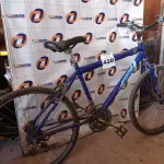 LOTE 420 - 01 BICICLETA ARO 26. (NO ESTADO) ATENÇÃO! FAZER A VISITAÇÃO ANTES DE ARREMATAR, NÃO SABEMOS SE FUNCIONA. LEILÃO NÃO TEM GARANTIA E NEM DEVOLUÇÃO, SUJEITO A POSSÍVEIS AVARIAS VISÍVEIS/OCULTAS E/OU AUSÊNCIA DE COMPONENTES.