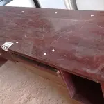 LOTE 479 - 01 MESA DE ESCRITÓRIO EM MADEIRA COM 03 GAVETAS. (NO ESTADO) ATENÇÃO! FAZER A VISITAÇÃO ANTES DE ARREMATAR, NÃO SABEMOS SE FUNCIONA. LEILÃO NÃO TEM GARANTIA E NEM DEVOLUÇÃO, SUJEITO A POSSÍVEIS AVARIAS VISÍVEIS/OCULTAS E/OU AUSÊNCIA DE COMPONENTES.