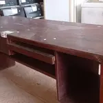 LOTE 479 - 01 MESA DE ESCRITÓRIO EM MADEIRA COM 03 GAVETAS. (NO ESTADO) ATENÇÃO! FAZER A VISITAÇÃO ANTES DE ARREMATAR, NÃO SABEMOS SE FUNCIONA. LEILÃO NÃO TEM GARANTIA E NEM DEVOLUÇÃO, SUJEITO A POSSÍVEIS AVARIAS VISÍVEIS/OCULTAS E/OU AUSÊNCIA DE COMPONENTES.