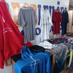 LOTE 201 - 28 - PEÇAS DE ROUPAS MASCULINAS (APROXIMADAMENTE) (NO ESTADO, NÃO SABEMOS SE FUNCIONA. LEILÃO NÃO TEM GARANTIA E NEM DEVOLUÇÃO, SUJEITO A POSSÍVEIS AVARIAS VISÍVEIS/OCULTAS E/OU AUSÊNCIA DE COMPONENTES)