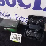 LOTE 345 - 01 - VÍDEO GAME STICK LITE COM 10.000 MIL JOGOS + 2 CONTROLES SEM FIO (NO ESTADO, NÃO SABEMOS SE FUNCIONA. LEILÃO NÃO TEM GARANTIA E NEM DEVOLUÇÃO, SUJEITO A POSSÍVEIS AVARIAS VISÍVEIS/OCULTAS E/OU AUSÊNCIA DE COMPONENTES)