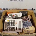 LOTE 460 - 01 LOTE COM CALCULADORAS E CONTROLES DIVERSOS. (NO ESTADO) ATENÇÃO! FAZER A VISITAÇÃO ANTES DE ARREMATAR, NÃO SABEMOS SE FUNCIONA. LEILÃO NÃO TEM GARANTIA E NEM DEVOLUÇÃO, SUJEITO A POSSÍVEIS AVARIAS VISÍVEIS/OCULTAS E/OU AUSÊNCIA DE COMPONENTES.