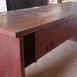 LOTE 479 - 01 MESA DE ESCRITÓRIO EM MADEIRA COM 03 GAVETAS. (NO ESTADO) ATENÇÃO! FAZER A VISITAÇÃO ANTES DE ARREMATAR, NÃO SABEMOS SE FUNCIONA. LEILÃO NÃO TEM GARANTIA E NEM DEVOLUÇÃO, SUJEITO A POSSÍVEIS AVARIAS VISÍVEIS/OCULTAS E/OU AUSÊNCIA DE COMPONENTES.
