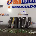 LOTE 439 - 01 LOTE COM VÁRIAS BATERIAS DE NOTEBOOK E MEMORIAS PARA PC MARCAS E MODELOS DIVERSOS. (NO ESTADO) ATENÇÃO! FAZER A VISITAÇÃO ANTES DE ARREMATAR, NÃO SABEMOS SE FUNCIONA. LEILÃO NÃO TEM GARANTIA E NEM DEVOLUÇÃO, SUJEITO A POSSÍVEIS AVARIAS VISÍVEIS/OCULTAS E/OU AUSÊNCIA DE COMPONENTES.