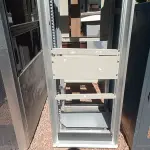 LOTE 492 - 01 RACK PARA EQUIPAMENTOS DE TELECOMUNICAÇÕES. (NO ESTADO) ATENÇÃO! FAZER A VISITAÇÃO ANTES DE ARREMATAR, NÃO SABEMOS SE FUNCIONA. LEILÃO NÃO TEM GARANTIA E NEM DEVOLUÇÃO, SUJEITO A POSSÍVEIS AVARIAS VISÍVEIS/OCULTAS E/OU AUSÊNCIA DE COMPONENTES.