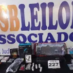 LOTE 227 - 30 -  ITENS DE INFORMÁTICA DIVERSOS (APROXIMADAMENTE) (NO ESTADO, NÃO SABEMOS SE FUNCIONA. LEILÃO NÃO TEM GARANTIA E NEM DEVOLUÇÃO, SUJEITO A POSSÍVEIS AVARIAS VISÍVEIS/OCULTAS E/OU AUSÊNCIA DE COMPONENTES)
