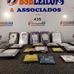 LOTE 435 - 01 LOTE COM VÁRIOS HARD DISC MARCAS E MODELOS DIVERSOS. (NO ESTADO) ATENÇÃO! FAZER A VISITAÇÃO ANTES DE ARREMATAR, NÃO SABEMOS SE FUNCIONA. LEILÃO NÃO TEM GARANTIA E NEM DEVOLUÇÃO, SUJEITO A POSSÍVEIS AVARIAS VISÍVEIS/OCULTAS E/OU AUSÊNCIA DE COMPONENTES.