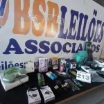 LOTE 213 - 30- ACESSÓRIOS INFORMÁTICA/CELULARES DIVERSOS (APROXIMADAMENTE) (NO ESTADO, NÃO SABEMOS SE FUNCIONA. LEILÃO NÃO TEM GARANTIA E NEM DEVOLUÇÃO, SUJEITO A POSSÍVEIS AVARIAS VISÍVEIS/OCULTAS E/OU AUSÊNCIA DE COMPONENTES)