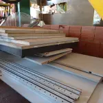 LOTE 422 - 01 LOTE COM VÁRIAS PEÇAS DE ARMÁRIO DE MADEIRA DESMONTADAS. (NO ESTADO) ATENÇÃO! FAZER A VISITAÇÃO ANTES DE ARREMATAR, NÃO SABEMOS SE FUNCIONA. LEILÃO NÃO TEM GARANTIA E NEM DEVOLUÇÃO, SUJEITO A POSSÍVEIS AVARIAS VISÍVEIS/OCULTAS E/OU AUSÊNCIA DE COMPONENTES.