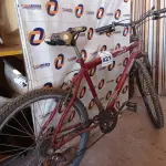 LOTE 421 - 01 BICICLETA ARO 26. (NO ESTADO) ATENÇÃO! FAZER A VISITAÇÃO ANTES DE ARREMATAR, NÃO SABEMOS SE FUNCIONA. LEILÃO NÃO TEM GARANTIA E NEM DEVOLUÇÃO, SUJEITO A POSSÍVEIS AVARIAS VISÍVEIS/OCULTAS E/OU AUSÊNCIA DE COMPONENTES.