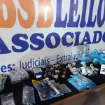 LOTE 223 - 145 – ITENS PARA CELULARES DIVERSOS(APROXIMADAMENTE) (NO ESTADO, NÃO SABEMOS SE FUNCIONA. LEILÃO NÃO TEM GARANTIA E NEM DEVOLUÇÃO, SUJEITO A POSSÍVEIS AVARIAS VISÍVEIS/OCULTAS E/OU AUSÊNCIA DE COMPONENTES)