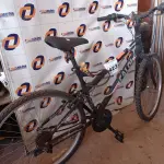 LOTE 423 - 01 BICICLETA ARO 26. (NO ESTADO) ATENÇÃO! FAZER A VISITAÇÃO ANTES DE ARREMATAR, NÃO SABEMOS SE FUNCIONA. LEILÃO NÃO TEM GARANTIA E NEM DEVOLUÇÃO, SUJEITO A POSSÍVEIS AVARIAS VISÍVEIS/OCULTAS E/OU AUSÊNCIA DE COMPONENTES.
