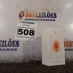 LOTE 508 - 01 CELULAR IPHONE SE. (NO ESTADO) ATENÇÃO! FAZER A VISITAÇÃO ANTES DE ARREMATAR, NÃO SABEMOS SE FUNCIONA. LEILÃO NÃO TEM GARANTIA E NEM DEVOLUÇÃO, SUJEITO A POSSÍVEIS AVARIAS VISÍVEIS/OCULTAS E/OU AUSÊNCIA DE COMPONENTES.