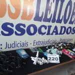 LOTE 220 - 250 – ITENS PARA CELULARES DIVERSOS  (APROXIMADAMENTE)(NO ESTADO, NÃO SABEMOS SE FUNCIONA. LEILÃO NÃO TEM GARANTIA E NEM DEVOLUÇÃO, SUJEITO A POSSÍVEIS AVARIAS VISÍVEIS/OCULTAS E/OU AUSÊNCIA DE COMPONENTES)