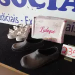 LOTE 235 - 02 – PARES DE CALÇADOS FEMININO Nº 34 (NO ESTADO, NÃO SABEMOS SE FUNCIONA. LEILÃO NÃO TEM GARANTIA E NEM DEVOLUÇÃO, SUJEITO A POSSÍVEIS AVARIAS VISÍVEIS/OCULTAS E/OU AUSÊNCIA DE COMPONENTES)