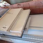 LOTE 422 - 01 LOTE COM VÁRIAS PEÇAS DE ARMÁRIO DE MADEIRA DESMONTADAS. (NO ESTADO) ATENÇÃO! FAZER A VISITAÇÃO ANTES DE ARREMATAR, NÃO SABEMOS SE FUNCIONA. LEILÃO NÃO TEM GARANTIA E NEM DEVOLUÇÃO, SUJEITO A POSSÍVEIS AVARIAS VISÍVEIS/OCULTAS E/OU AUSÊNCIA DE COMPONENTES.