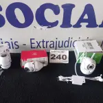 LOTE 240 - 03- CÂMERAS DE SEGURANÇA (NO ESTADO, NÃO SABEMOS SE FUNCIONA. LEILÃO NÃO TEM GARANTIA E NEM DEVOLUÇÃO, SUJEITO A POSSÍVEIS AVARIAS VISÍVEIS/OCULTAS E/OU AUSÊNCIA DE COMPONENTES)