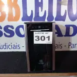 LOTE 301 - 01 - ADEGA ELECTROLUX 8 GARRAFAS ACABAMENTO EM ALUMÍNIO (NO ESTADO, NÃO SABEMOS SE FUNCIONA. LEILÃO NÃO TEM GARANTIA E NEM DEVOLUÇÃO, SUJEITO A POSSÍVEIS AVARIAS VISÍVEIS/OCULTAS E/OU AUSÊNCIA DE COMPONENTES)