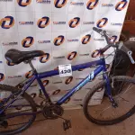 LOTE 420 - 01 BICICLETA ARO 26. (NO ESTADO) ATENÇÃO! FAZER A VISITAÇÃO ANTES DE ARREMATAR, NÃO SABEMOS SE FUNCIONA. LEILÃO NÃO TEM GARANTIA E NEM DEVOLUÇÃO, SUJEITO A POSSÍVEIS AVARIAS VISÍVEIS/OCULTAS E/OU AUSÊNCIA DE COMPONENTES.