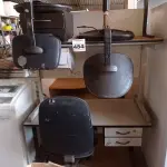 LOTE 484 - 04 MESAS E 02 CADEIRAS DE ESCRITÓRIO COM BASE GIRATÓRIA. (NO ESTADO) ATENÇÃO! FAZER A VISITAÇÃO ANTES DE ARREMATAR, NÃO SABEMOS SE FUNCIONA. LEILÃO NÃO TEM GARANTIA E NEM DEVOLUÇÃO, SUJEITO A POSSÍVEIS AVARIAS VISÍVEIS/OCULTAS E/OU AUSÊNCIA DE COMPONENTES.