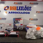 LOTE 467 - 01 SOPRADOR, 01 ROBÔ ASPIRADOR, 01 DVD EXTERNO E VÁRIAS LUMINÁRIAS. (NO ESTADO) ATENÇÃO! FAZER A VISITAÇÃO ANTES DE ARREMATAR, NÃO SABEMOS SE FUNCIONA. LEILÃO NÃO TEM GARANTIA E NEM DEVOLUÇÃO, SUJEITO A POSSÍVEIS AVARIAS VISÍVEIS/OCULTAS E/OU AUSÊNCIA DE COMPONENTES.