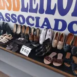LOTE 168 - 17 - CALÇADOS FEMININOS VARIADOS (NO ESTADO, NÃO SABEMOS SE FUNCIONA. LEILÃO NÃO TEM GARANTIA E NEM DEVOLUÇÃO, SUJEITO A POSSÍVEIS AVARIAS VISÍVEIS/OCULTAS E/OU AUSÊNCIA DE COMPONENTES)