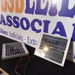 LOTE 385 - 02 PAINÉIS SOLARES 18V 10W. (NO ESTADO) ATENÇÃO! FAZER A VISITAÇÃO ANTES DE ARREMATAR, NÃO SABEMOS SE FUNCIONA. LEILÃO NÃO TEM GARANTIA E NEM DEVOLUÇÃO, SUJEITO A POSSÍVEIS AVARIAS VISÍVEIS/OCULTAS E/OU AUSÊNCIA DE COMPONENTES.