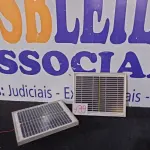 LOTE 439 - 02 PAINÉIS SOLARES 18V 10W. (NO ESTADO) ATENÇÃO! FAZER A VISITAÇÃO ANTES DE ARREMATAR, NÃO SABEMOS SE FUNCIONA. LEILÃO NÃO TEM GARANTIA E NEM DEVOLUÇÃO, SUJEITO A POSSÍVEIS AVARIAS VISÍVEIS/OCULTAS E/OU AUSÊNCIA DE COMPONENTES.