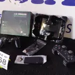 LOTE 368 - 01 - VÍDEO GAME STICK LITE COM 10.000 MIL JOGOS + 2 CONTROLES SEM FIO (NO ESTADO, NÃO SABEMOS SE FUNCIONA. LEILÃO NÃO TEM GARANTIA E NEM DEVOLUÇÃO, SUJEITO A POSSÍVEIS AVARIAS VISÍVEIS/OCULTAS E/OU AUSÊNCIA DE COMPONENTES)