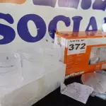 LOTE 372 - 01 - PENDENTE EM VIDRO PARA 3 LÂMPADAS REDONDO FIRST - LLUM BRONZEARTE (NO ESTADO, NÃO SABEMOS SE FUNCIONA. LEILÃO NÃO TEM GARANTIA E NEM DEVOLUÇÃO, SUJEITO A POSSÍVEIS AVARIAS VISÍVEIS/OCULTAS E/OU AUSÊNCIA DE COMPONENTES)