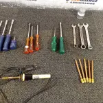 LOTE 007 - 01 FERRO DE SOLDA E CHAVES DIVERSAS. (NO ESTADO) ATENÇÃO! FAZER A VISITAÇÃO ANTES DE ARREMATAR, NÃO SABEMOS SE FUNCIONA. LEILÃO NÃO TEM GARANTIA E NEM DEVOLUÇÃO, SUJEITO A POSSÍVEIS AVARIAS VISÍVEIS/OCULTAS E/OU AUSÊNCIA DE COMPONENTES.