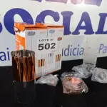 LOTE 502 - 02 - PENDENTES EM VIDRO PARA 1 LÂMPADA FIRST 23X12CM (NO ESTADO, NÃO SABEMOS SE FUNCIONA. LEILÃO NÃO TEM GARANTIA E NEM DEVOLUÇÃO, SUJEITO A POSSÍVEIS AVARIAS VISÍVEIS/OCULTAS E/OU AUSÊNCIA DE COMPONENTES)