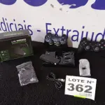 LOTE 362 - 01 - VÍDEO GAME STICK LITE COM 10.000 MIL JOGOS + 2 CONTROLES SEM FIO (NO ESTADO, NÃO SABEMOS SE FUNCIONA. LEILÃO NÃO TEM GARANTIA E NEM DEVOLUÇÃO, SUJEITO A POSSÍVEIS AVARIAS VISÍVEIS/OCULTAS E/OU AUSÊNCIA DE COMPONENTES)