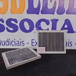LOTE 439 - 02 PAINÉIS SOLARES 18V 10W. (NO ESTADO) ATENÇÃO! FAZER A VISITAÇÃO ANTES DE ARREMATAR, NÃO SABEMOS SE FUNCIONA. LEILÃO NÃO TEM GARANTIA E NEM DEVOLUÇÃO, SUJEITO A POSSÍVEIS AVARIAS VISÍVEIS/OCULTAS E/OU AUSÊNCIA DE COMPONENTES.