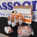 LOTE 384 - 01 - PENDENTE EM VIDRO PARA 5 LÂMPADAS REDONDO FIRST - LLUM BRONZEARTE (NO ESTADO, NÃO SABEMOS SE FUNCIONA. LEILÃO NÃO TEM GARANTIA E NEM DEVOLUÇÃO, SUJEITO A POSSÍVEIS AVARIAS VISÍVEIS/OCULTAS E/OU AUSÊNCIA DE COMPONENTES)