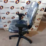 LOTE 040 - 01 CADEIRA DE ESCRITÓRIO COM BASE GIRATÓRIA. (NO ESTADO) ATENÇÃO! FAZER A VISITAÇÃO ANTES DE ARREMATAR, NÃO SABEMOS SE FUNCIONA. LEILÃO NÃO TEM GARANTIA E NEM DEVOLUÇÃO, SUJEITO A POSSÍVEIS AVARIAS VISÍVEIS/OCULTAS E/OU AUSÊNCIA DE COMPONENTES.